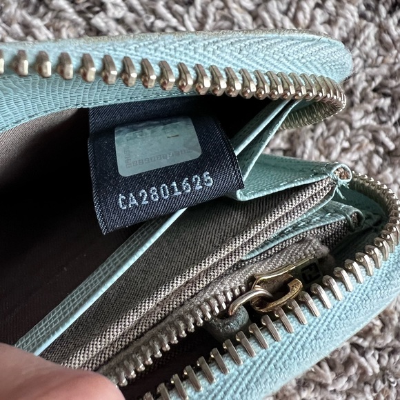 Fendi zip around wallet - Picture 4 of 7